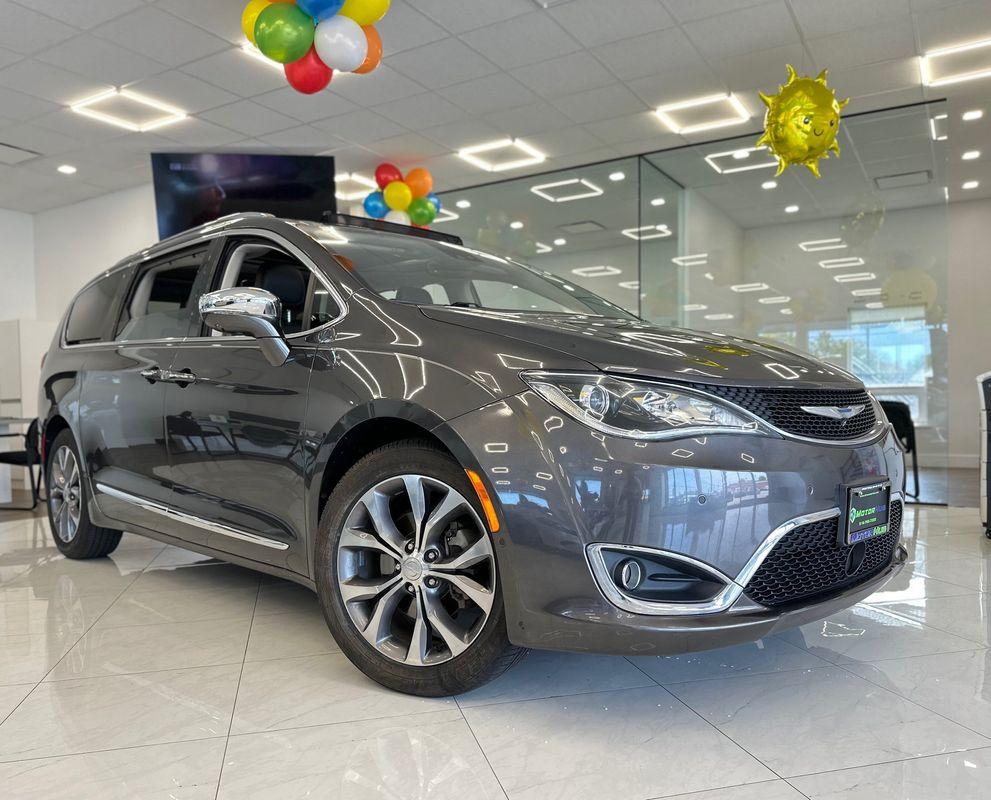 2018 Chrysler Pacifica Limited photo 3