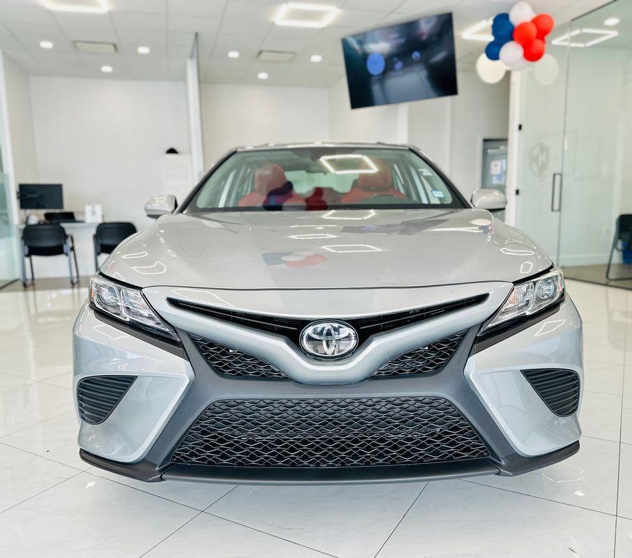 2019 Toyota Camry SE photo 2