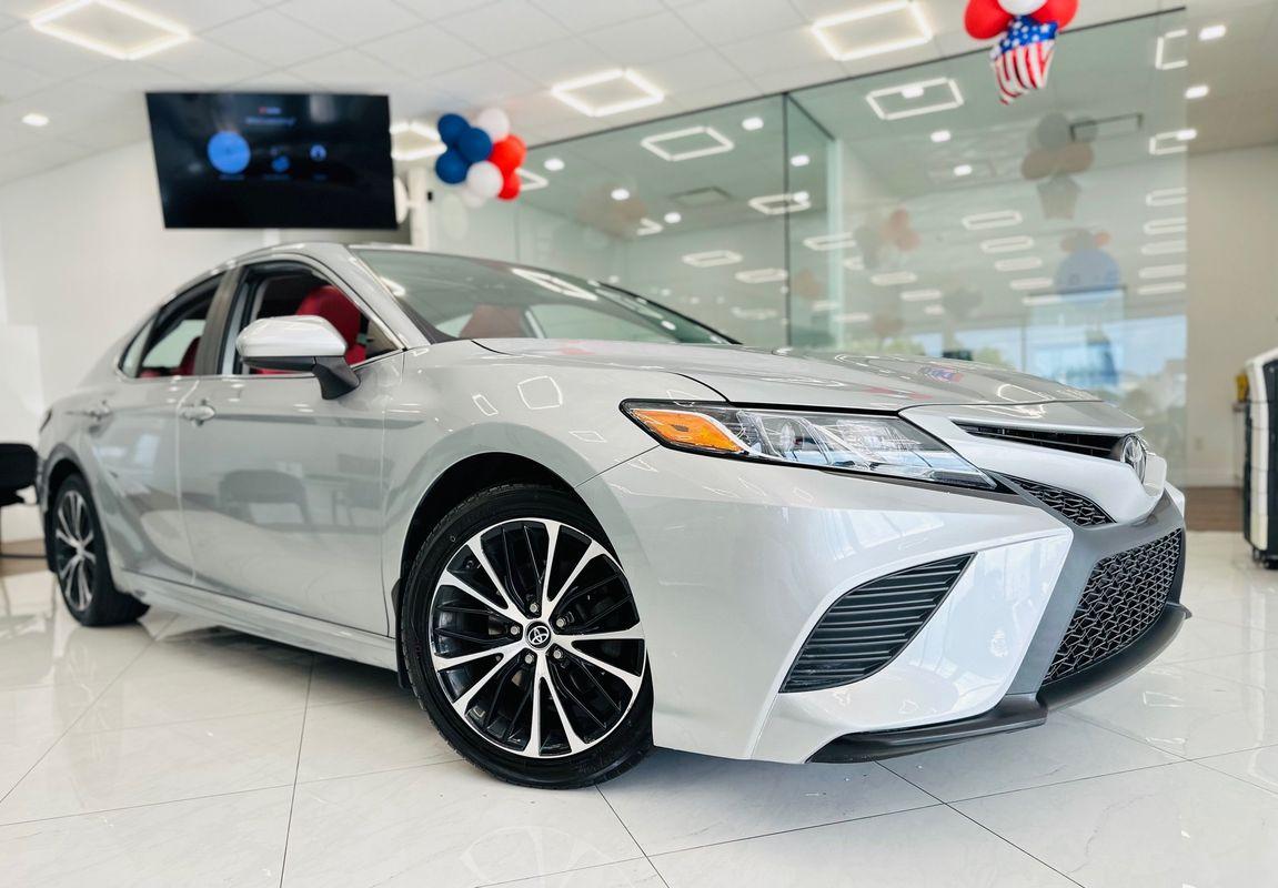 2019 Toyota Camry SE photo 3