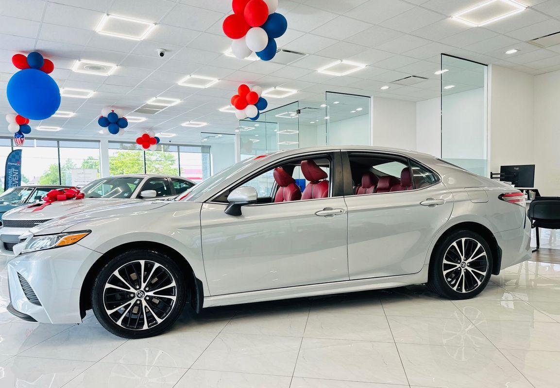 2019 Toyota Camry SE photo 4
