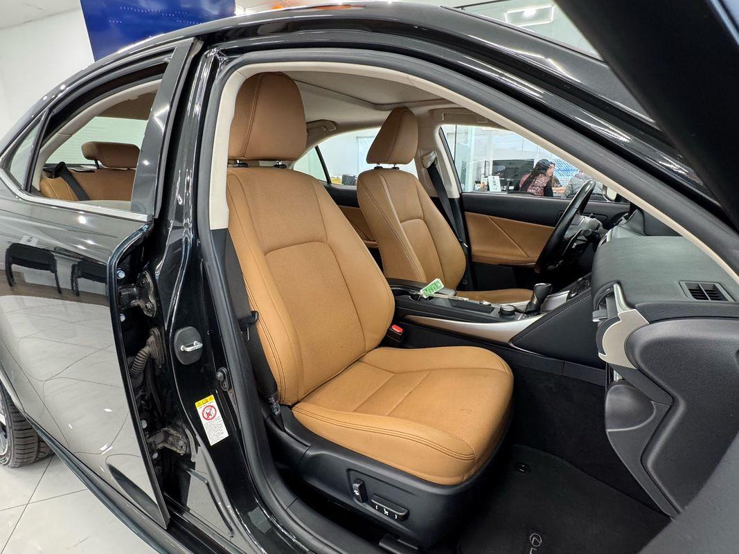 2017 Lexus IS 300 photo 12
