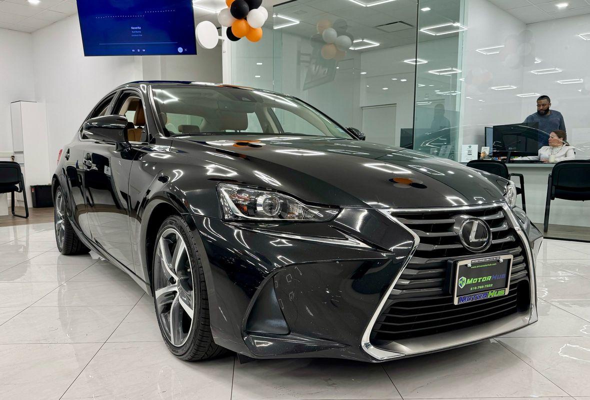 2017 Lexus IS 300 photo 3