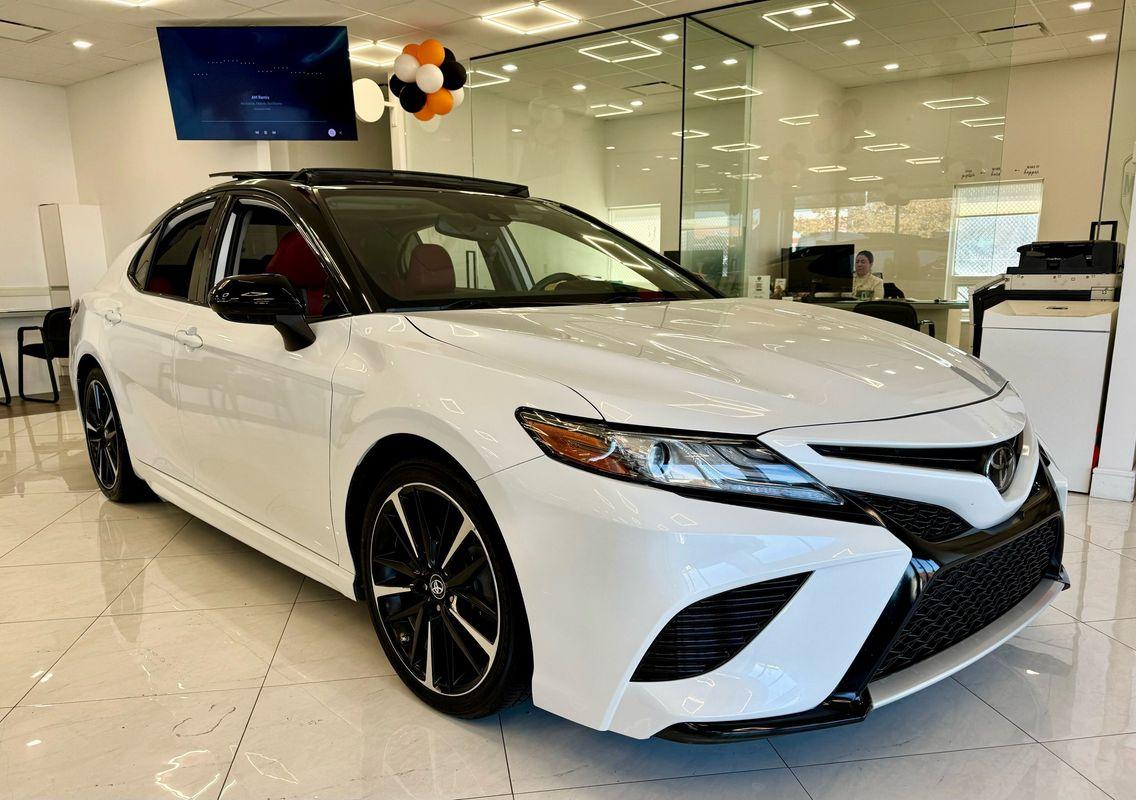 2019 Toyota Camry XSE photo 3