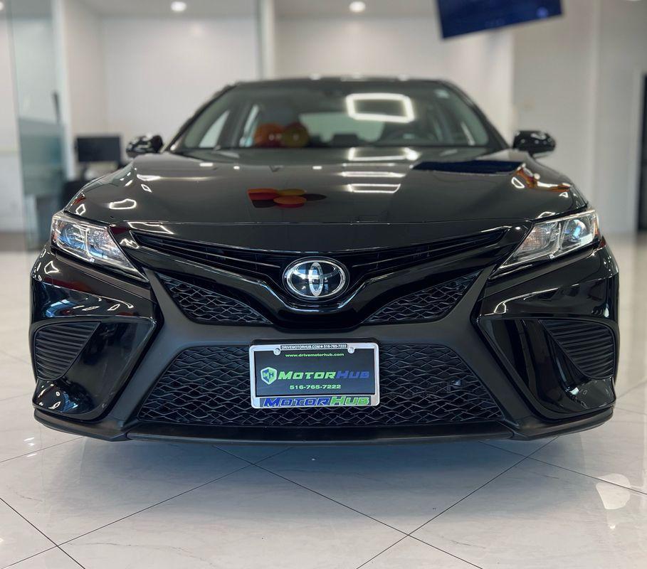 2018 Toyota Camry SE photo 2