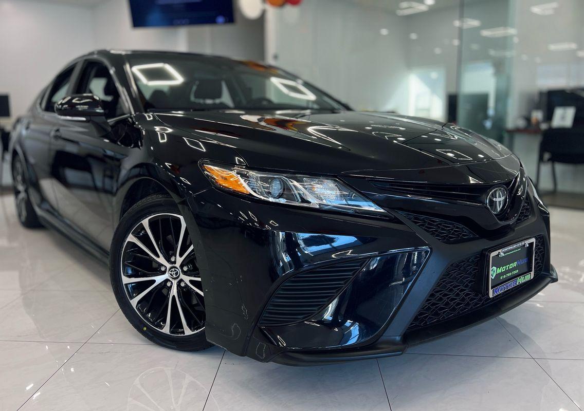2018 Toyota Camry SE photo 3