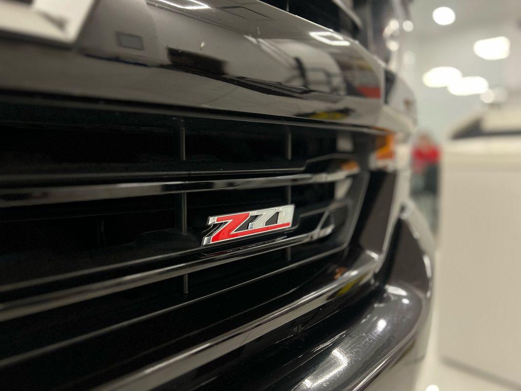 2017 Chevrolet Silverado 1500 LT photo 2