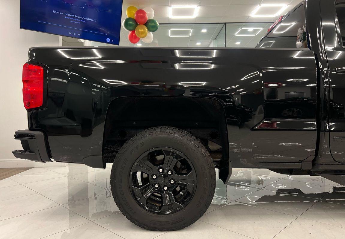 2017 Chevrolet Silverado 1500 LT photo 3