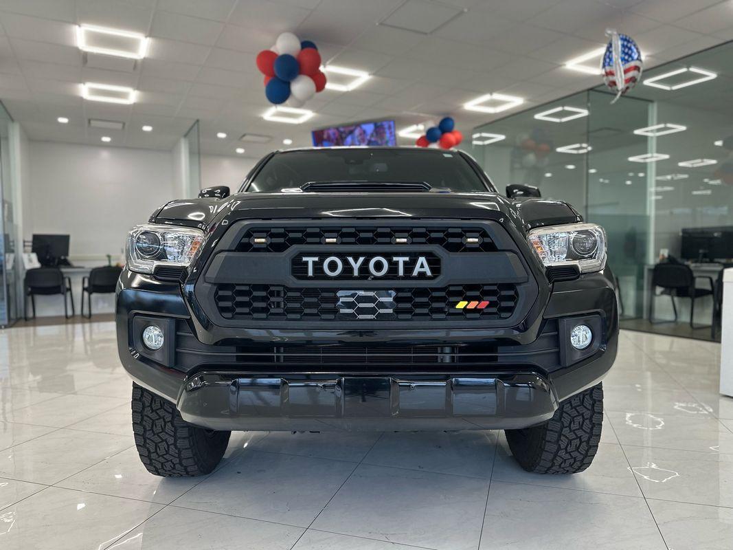2018 Toyota Tacoma TRD Off-Road photo 2