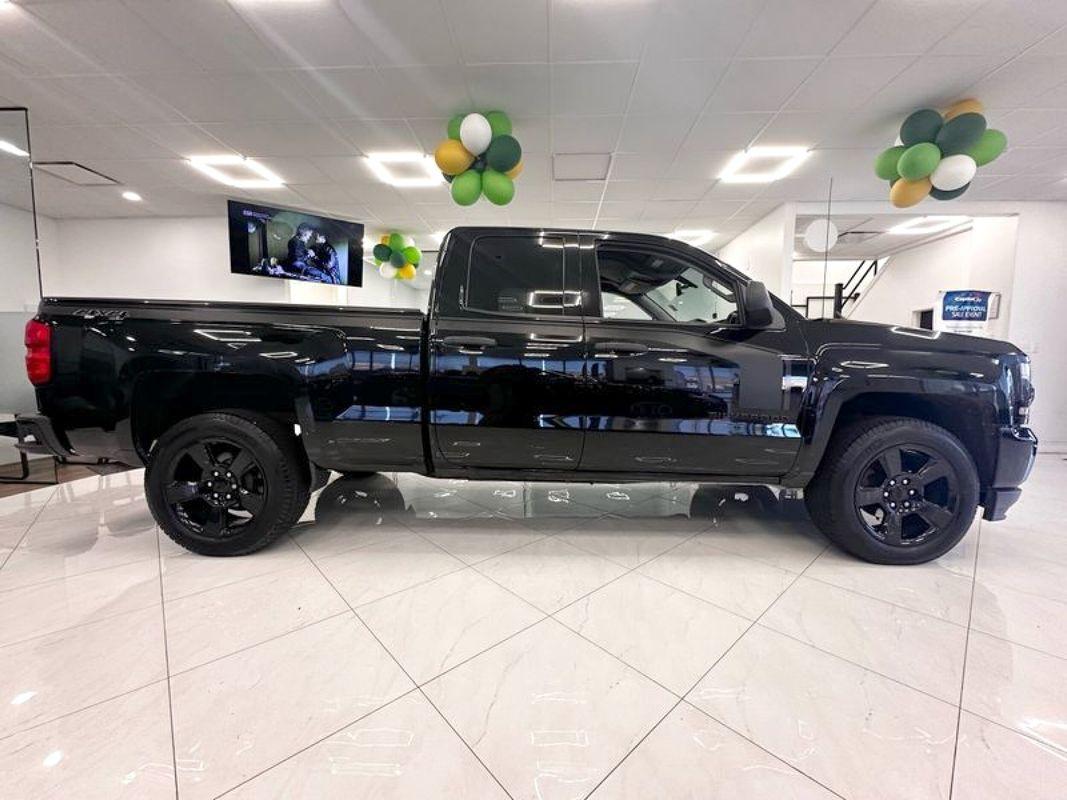2018 Chevrolet Silverado 1500 Custom photo 3