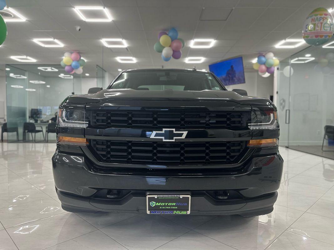 2018 Chevrolet Silverado 1500 Custom photo 2