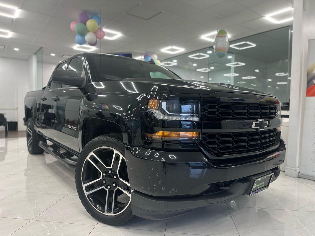 2018 Chevrolet Silverado 1500 Custom photo 3