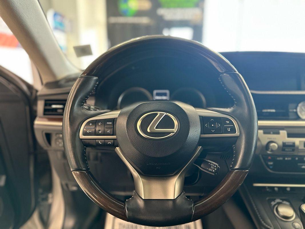 2016 Lexus ES 350 photo 16