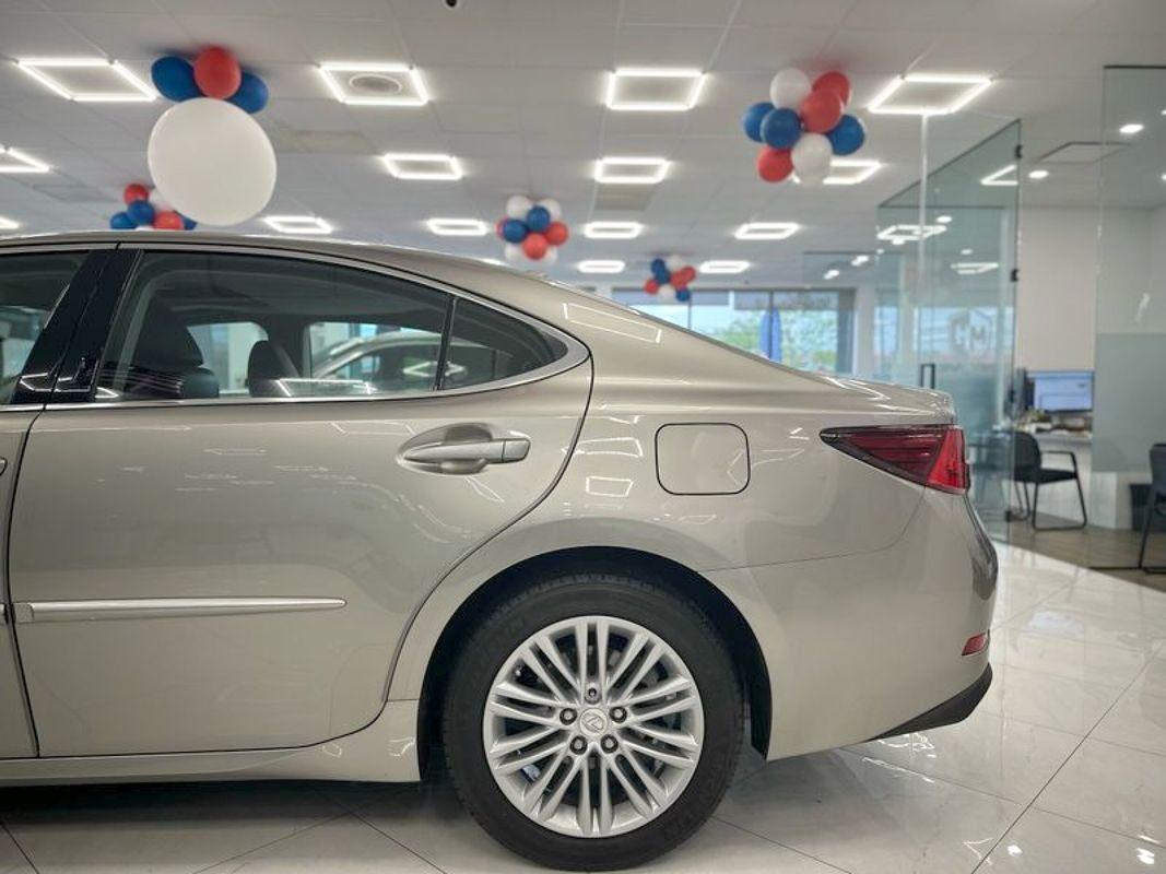 2016 Lexus ES 350 photo 9