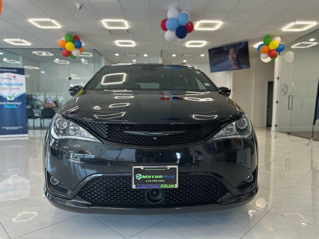 2019 Chrysler Pacifica Limited 35th Anniversary photo 2