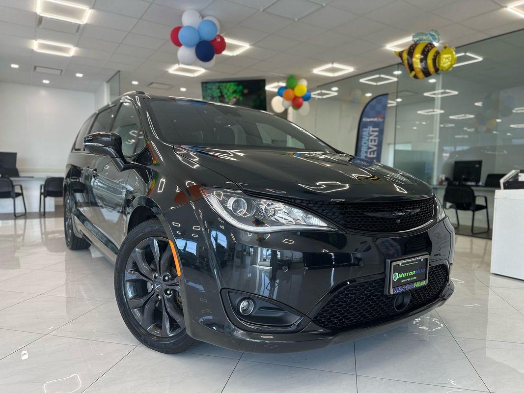 2019 Chrysler Pacifica Limited 35th Anniversary photo 3