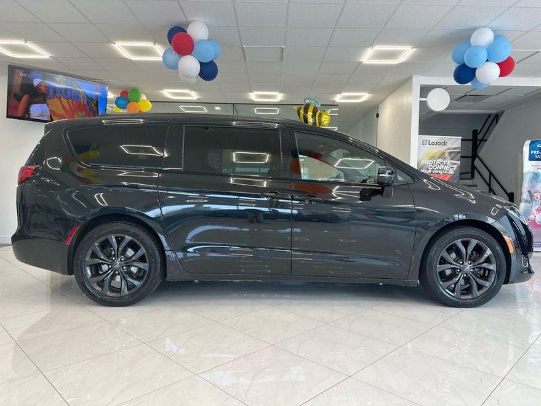 2019 Chrysler Pacifica Limited 35th Anniversary photo 4