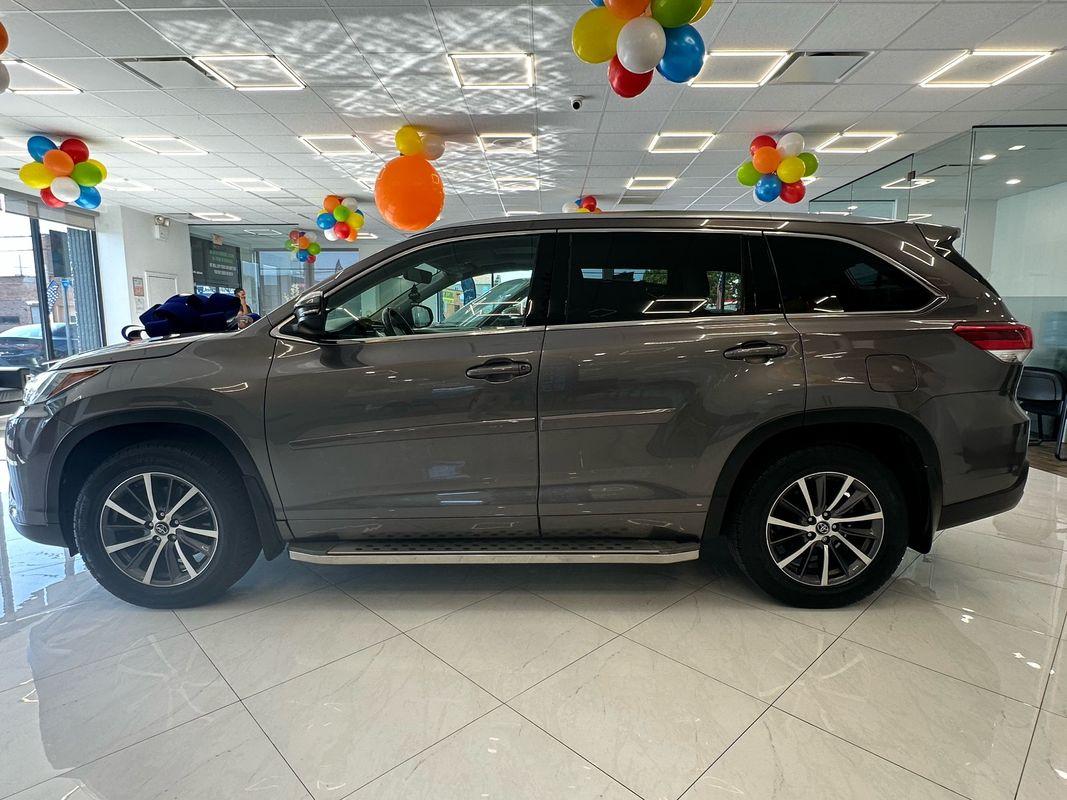 2017 Toyota Highlander XLE photo 2