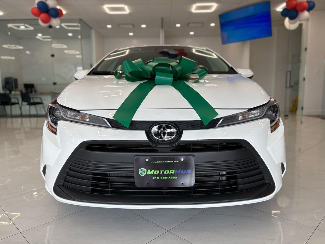 2023 Toyota Corolla LE photo 2