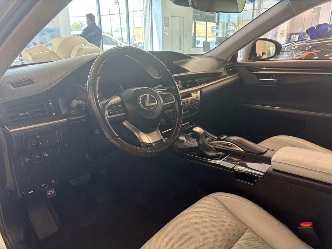 2016 Lexus ES 350 photo 14