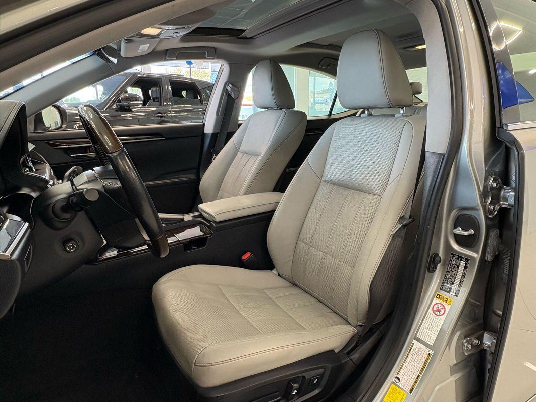 2016 Lexus ES 350 photo 19