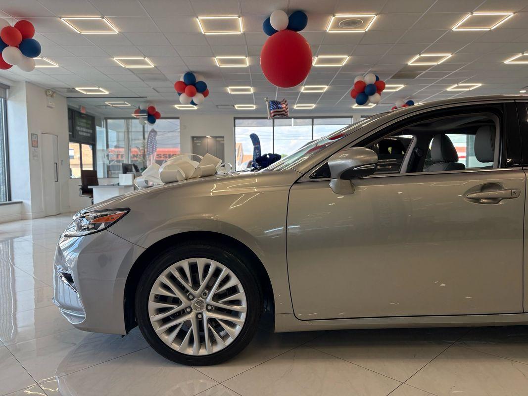 2016 Lexus ES 350 photo 4