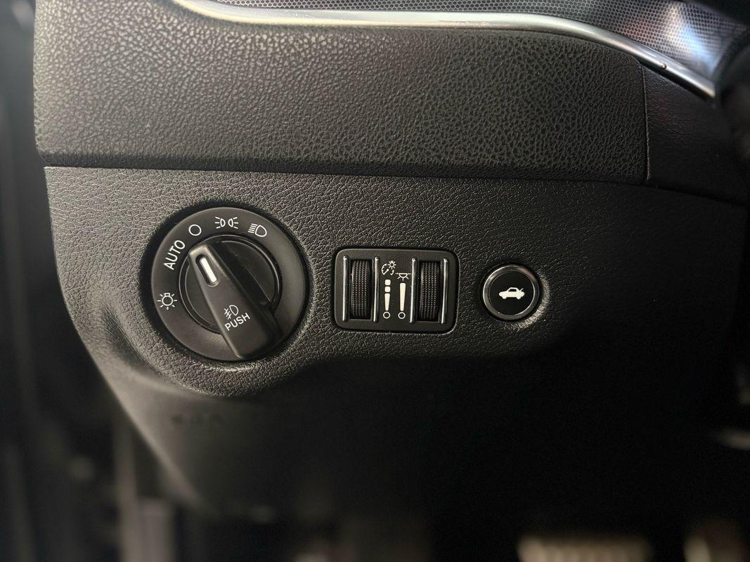 2018 Dodge Charger SXT Plus photo 23