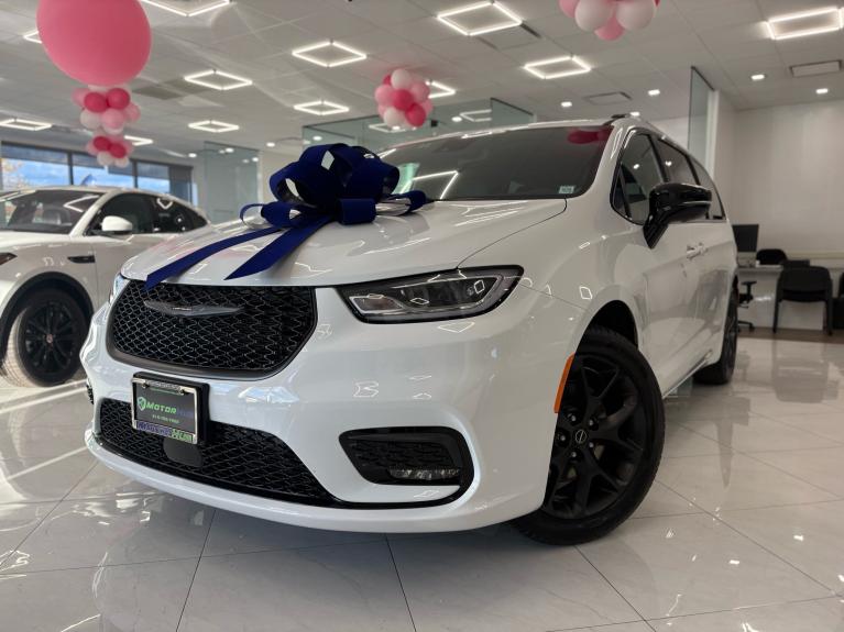 2026 Chrysler Pacifica Limited's photo