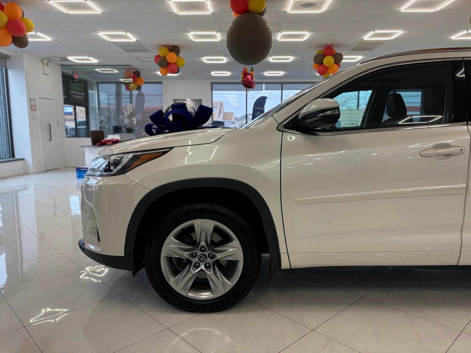 2018 Toyota Highlander Limited Platinum photo 3