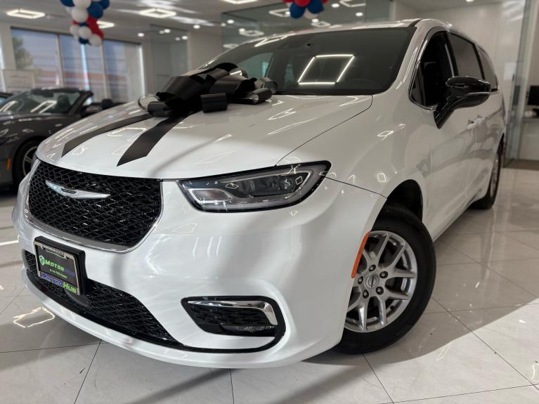 2025 Chrysler Pacifica's photo