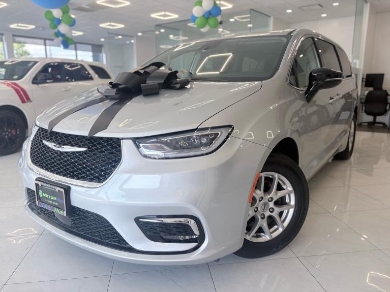 2024 Chrysler Pacifica Touring L's photo